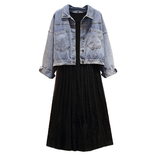 Un set de damă de ultimă generație, care include o jachetă din denim și o rochie din tul