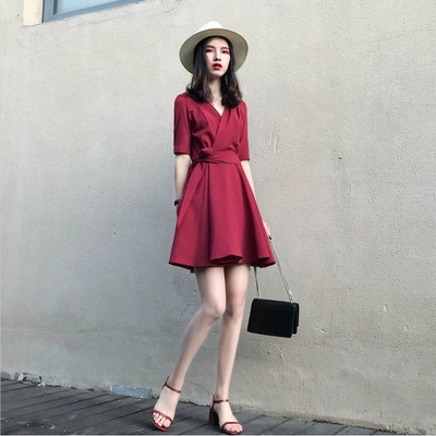 Elegáns női ruha fekete és piros színben