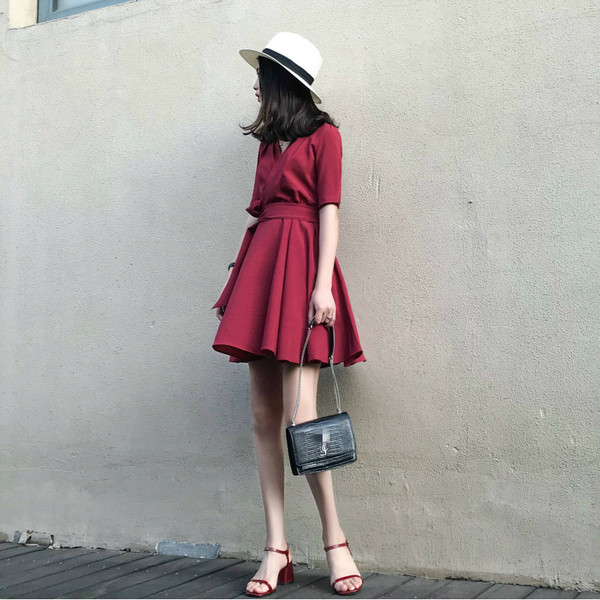 Elegáns női ruha fekete és piros színben