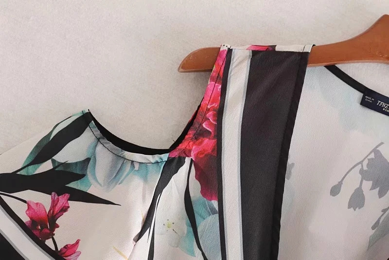 Bluză de damă cu motiv colorat și decolteu în V