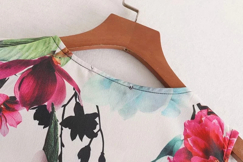 Bluză de damă cu motiv colorat și decolteu în V