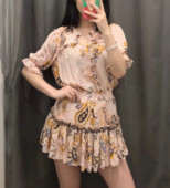 Modern női ruha - kivágott virágmintás modell