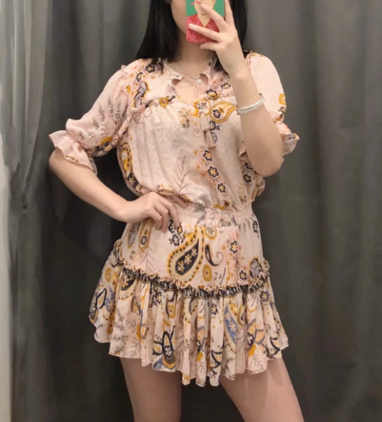 Modern női ruha - kivágott virágmintás modell