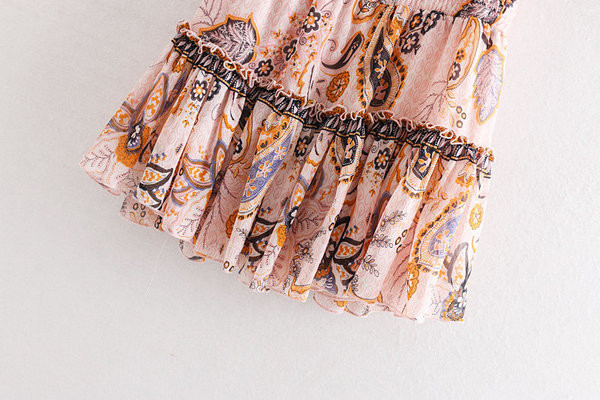 Modern női ruha - kivágott virágmintás modell