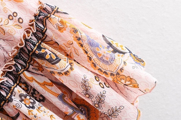 Modern női ruha - kivágott virágmintás modell