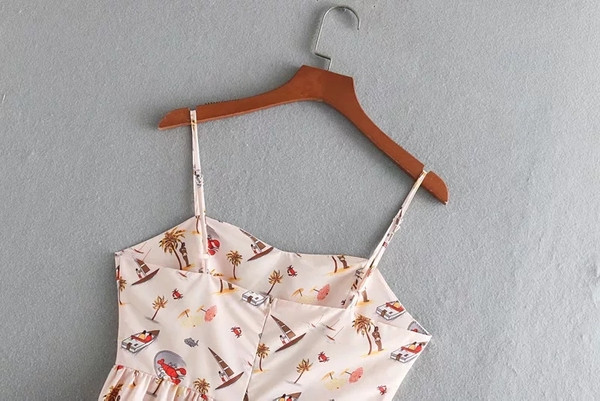 Női ruha vékony pántokkal, színes mintával