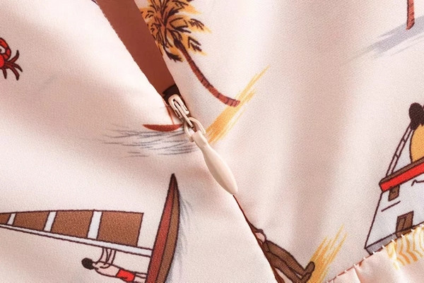 Női ruha vékony pántokkal, színes mintával