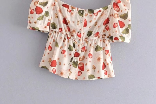 Női blúz négyzet alakú nyakkivágással, színes rátéttel