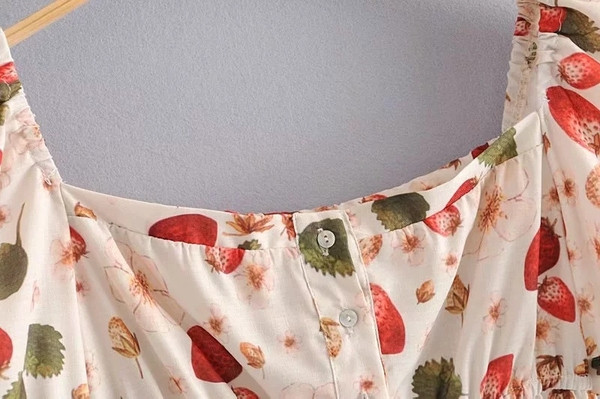 Női blúz négyzet alakú nyakkivágással, színes rátéttel