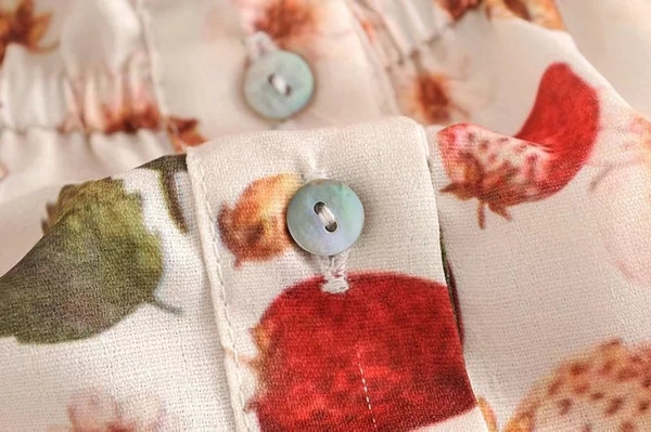 Női blúz négyzet alakú nyakkivágással, színes rátéttel