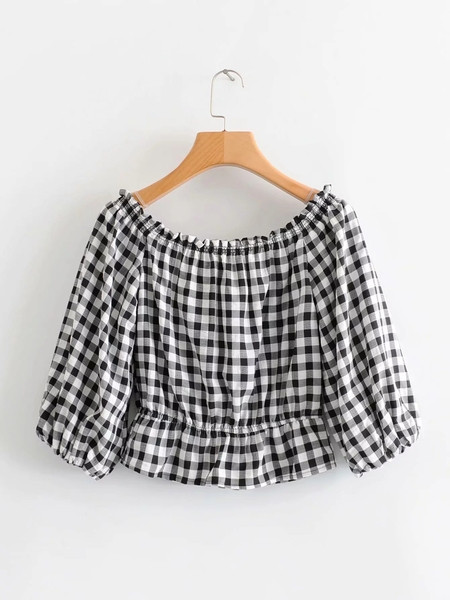 Cămașă de damă în carouri cu umerii goi în alb-negru