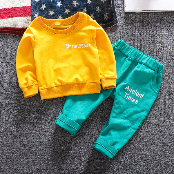 Gyerekkészlet fiú nadrághoz + blúzhoz sárga és lila színben