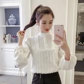 Stílusos női ing, hosszú ujjal és gombokkal, fehér színben