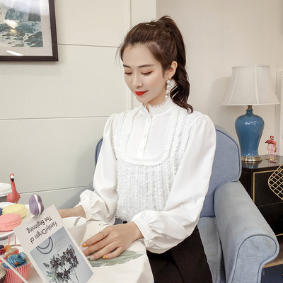 Stílusos női ing, hosszú ujjal és gombokkal, fehér színben