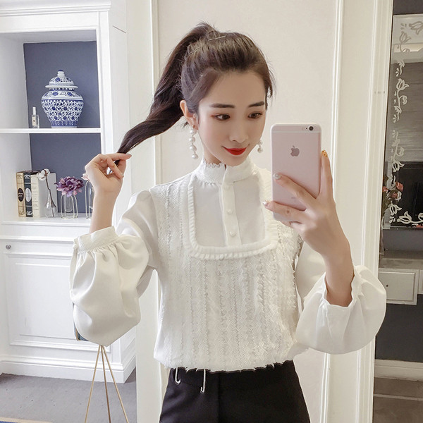 Stílusos női ing, hosszú ujjal és gombokkal, fehér színben