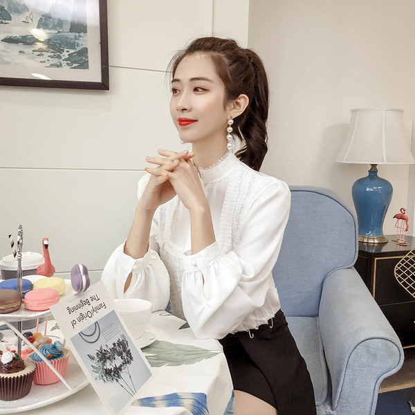 Stílusos női ing, hosszú ujjal és gombokkal, fehér színben