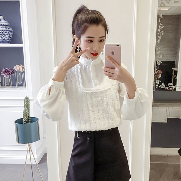 Stílusos női ing, hosszú ujjal és gombokkal, fehér színben