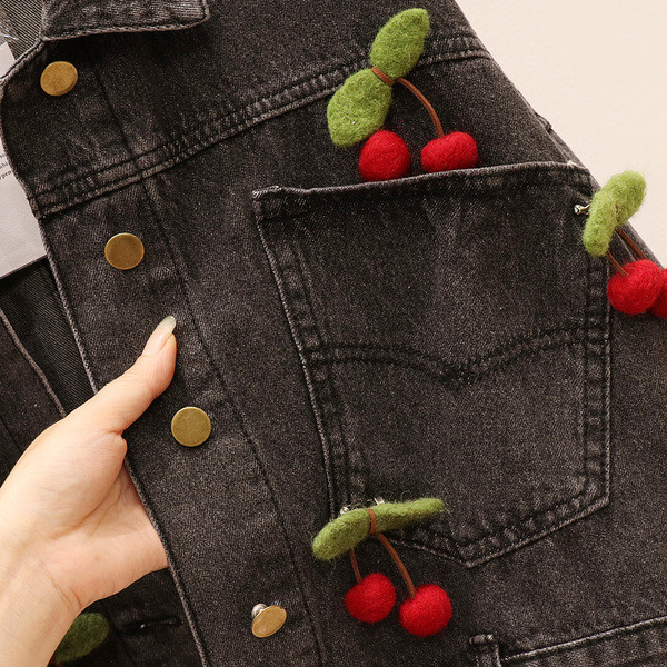 Нов модел дамско дънково яке с 3D елементи в черен цвят