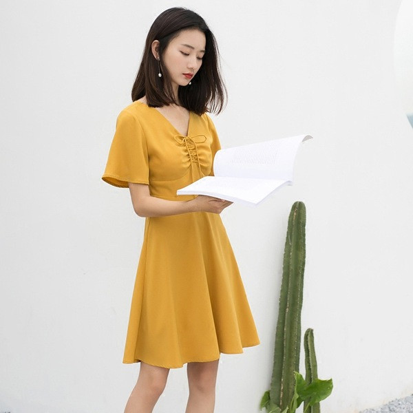 Női alkalmi ruha rövid ujjal, sárga színben