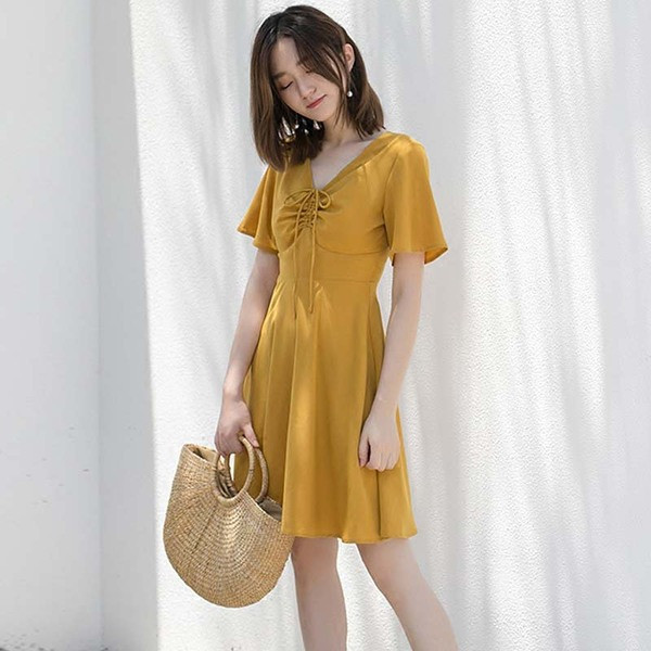 Női alkalmi ruha rövid ujjal, sárga színben