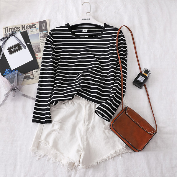 Bluză de damă în dungi cu decolteu O în două culori