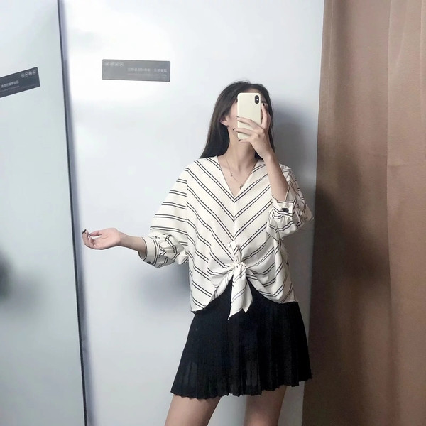 Bluză de damă cu decolteu în V de culoare albă