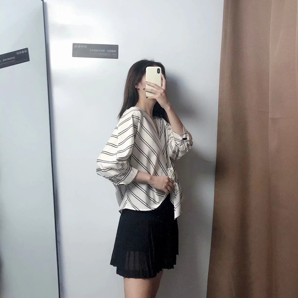 Bluză de damă cu decolteu în V de culoare albă