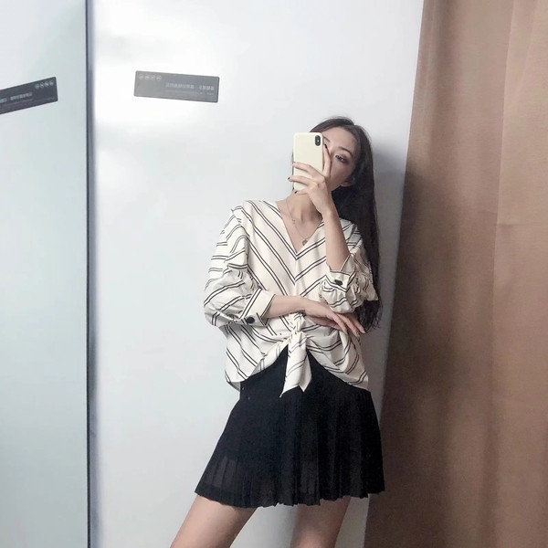 Bluză de damă cu decolteu în V de culoare albă