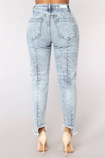 Lezser női hosszú farmer, szakadt motívumokkal, világos színben