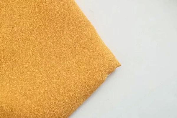 Jachetă elegantă de damă cu mâneci 7/8 de culoare galbenă