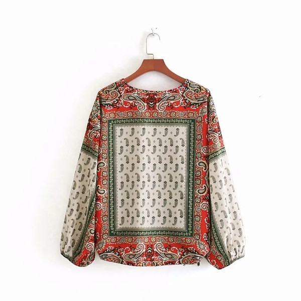 Bluză de damă cu mâneci drepte și lungi colorate