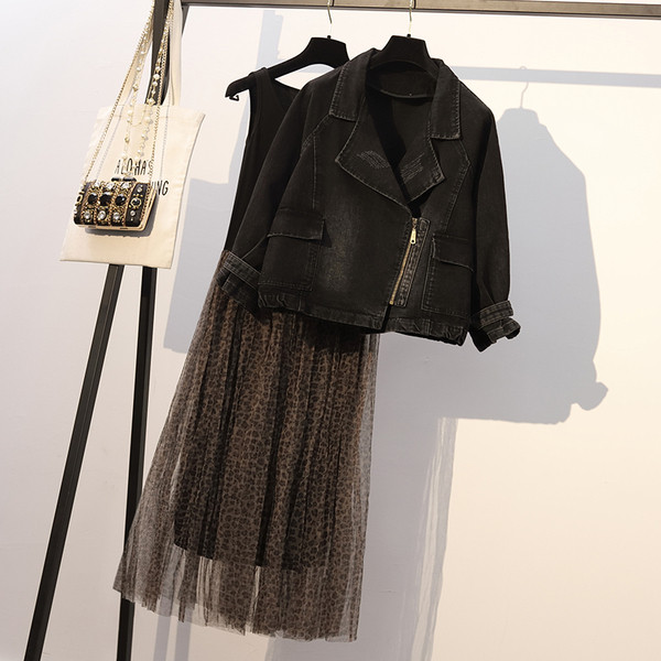 Modern női szett, mely tartalmaz egy farmerdzsekit és egy leopárdmintás ruhát