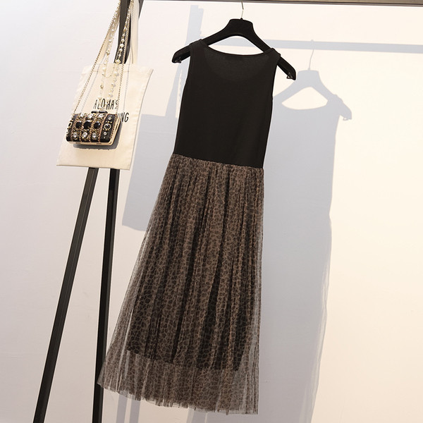 Modern női szett, mely tartalmaz egy farmerdzsekit és egy leopárdmintás ruhát