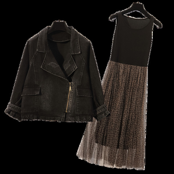 Modern női szett, mely tartalmaz egy farmerdzsekit és egy leopárdmintás ruhát