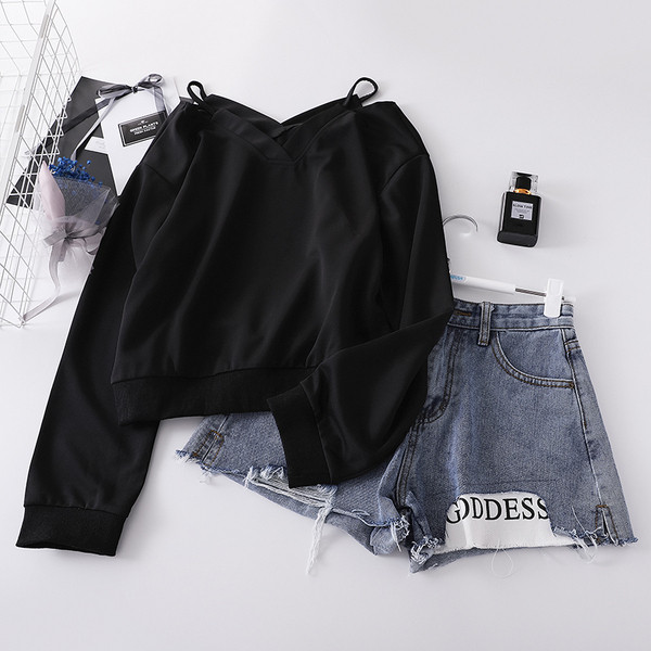 Bluză de damă actuală de culoare neagră cu decolteu în V