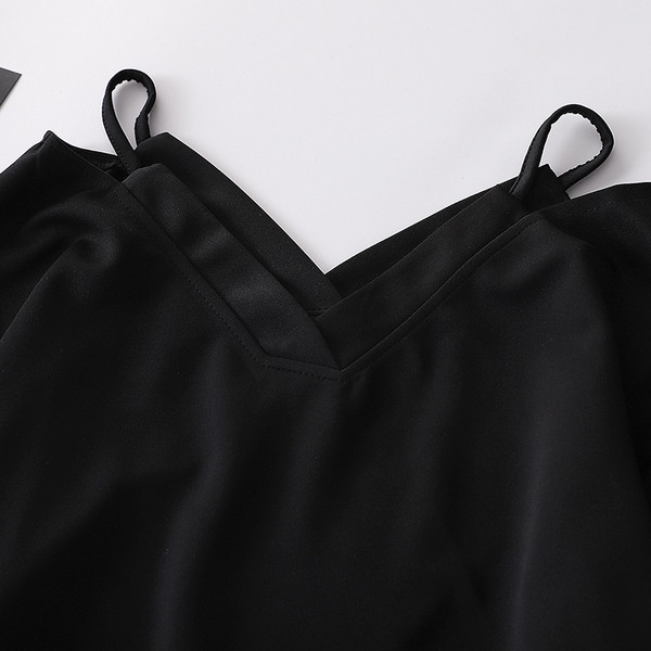 Bluză de damă actuală de culoare neagră cu decolteu în V