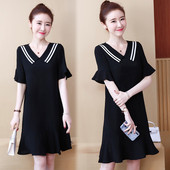 Női alkalmi ruha fekete színben, rövid ujjal