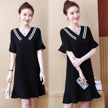 Női alkalmi ruha fekete színben, rövid ujjal