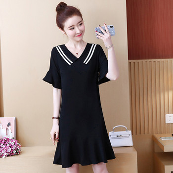 Női alkalmi ruha fekete színben, rövid ujjal