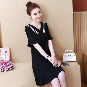 Női alkalmi ruha fekete színben, rövid ujjal