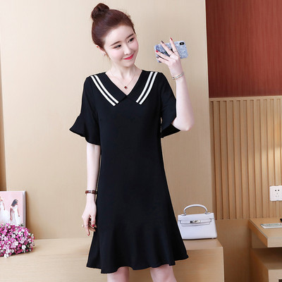 Női alkalmi ruha fekete színben, rövid ujjal