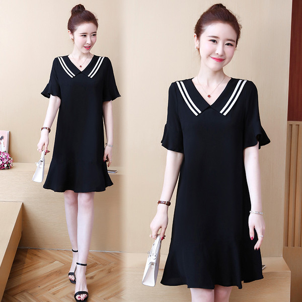 Női alkalmi ruha fekete színben, rövid ujjal