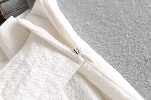 Дамски панталон с колан на талията в бял цвят 