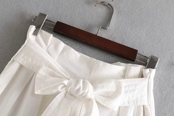 Дамски панталон с колан на талията в бял цвят 