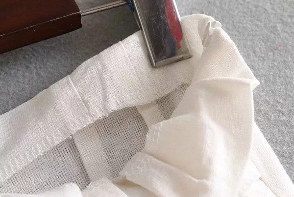 Дамски панталон с колан на талията в бял цвят 