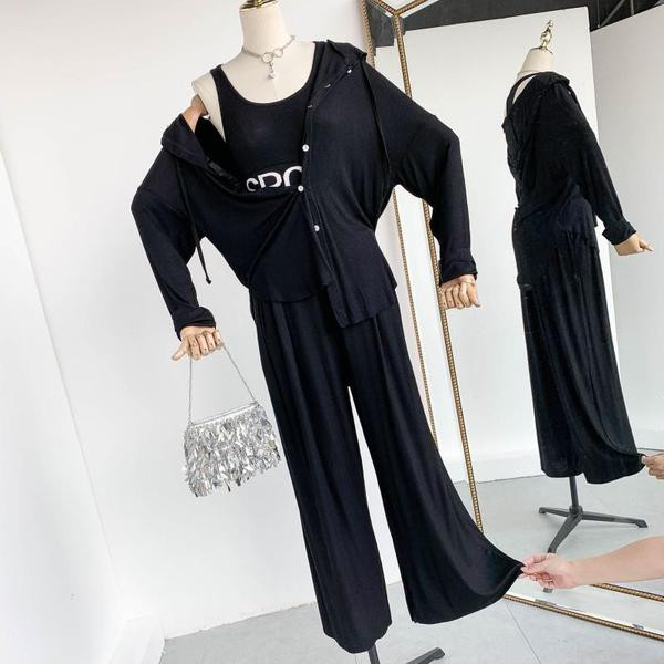 Három részből álló, sport-alkalmi női szett fekete-szürke felirattal