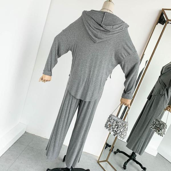 Három részből álló, sport-alkalmi női szett fekete-szürke felirattal