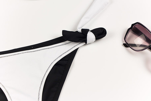 Модерен дамски бански костюм от две части в бял и черен цвят 