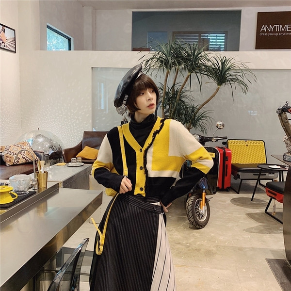 Cardigan scurt de dama modern cu nasturi