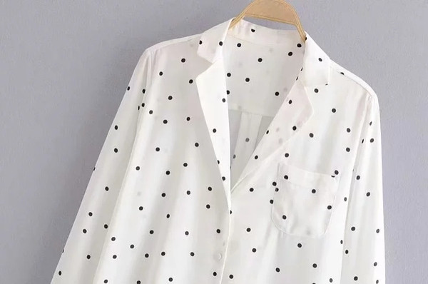 Cămașă de damă cu buline în alb și guler în formă de V în alb